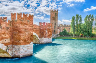 Castelvecchio'yu Köprüsü, aka Scaliger köprü, ikonik simgesel yapı Verona, İtalya