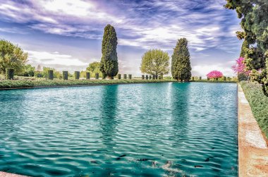 Villa Adriana (Hadrian'ın Villa), Tivoli, İtalya kalıntıları arasında antik havuz