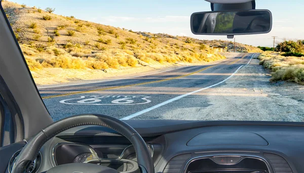 Mirando Través Parabrisas Con Vista Ruta Histórica Con Letrero Pavimento — Foto de Stock