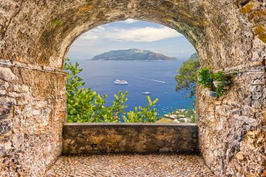 Doğal taş kemer Capri, Napoli körfezindeki, İtalya dan güzel Sorrento Peninsula bakan balkon