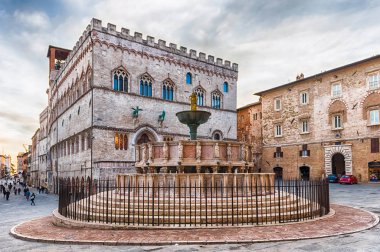 Fontana Maggiore manzarası, İtalya 'nın Perugia kentindeki katedralle Palazzo dei Priori arasındaki devasa ortaçağ çeşmesi.