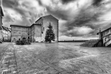 İtalya 'nın orta kesimindeki en güzel ortaçağ kasabalarından biri olan Gubbio' daki Piazza Grande 'nin manzarası.