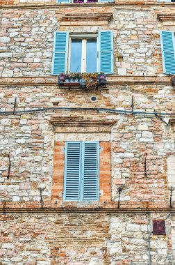 Orta İtalya 'nın en güzel ortaçağ kasabalarından biri olan Assisi' nin eski şehir merkezindeki tarihi binalar.