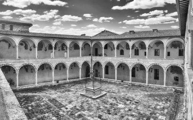 Saint Francis Bazilikası, Assisi, İtalya 'da manzaralı avlu panoramik manzara. UNESCO Dünya Mirasları Alanı 2000 yılından beri