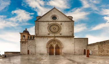İtalya 'daki Hristiyan haccının en önemli yerlerinden biri olan Assisi' li Aziz Francis Bazilikası 'nın cephesi. UNESCO Dünya Mirasları Alanı 2000 yılından beri