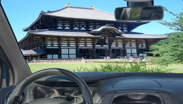 Olhando Através Pára Brisas Carro Com Vista Para Templo Budista — Fotografia de Stock