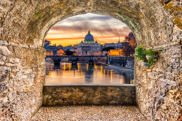 Malerischer Felsbogenbalkon Mit Blick Auf Die Peterskirche Während Eines Wunderschönen — Stockfoto
