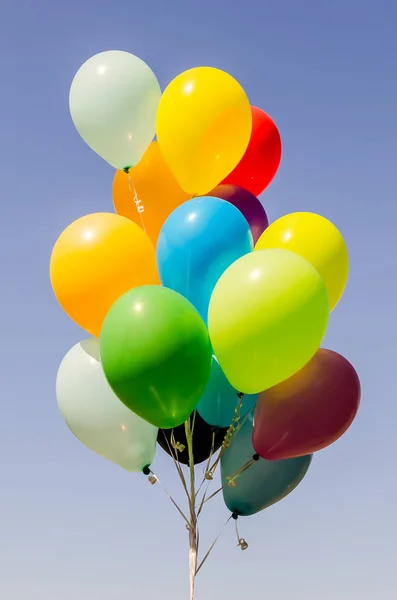 Färgglada Gäng Heliumballonger Isolerade Bakgrunden — Stockfoto