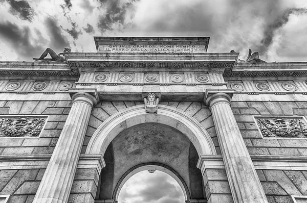 Kultovní Mezník Porta Garibaldi Dříve Známý Jako Porta Comasina Což — Stock fotografie