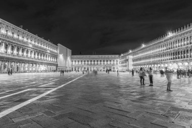 Venice, İtalya - 29 Nisan: Doğal görünümü gece ikonik Piazza San Marco (San Marco Meydanı), sosyal, dini ve politik merkezi Venedik, İtalya, 29 Nisan 2018