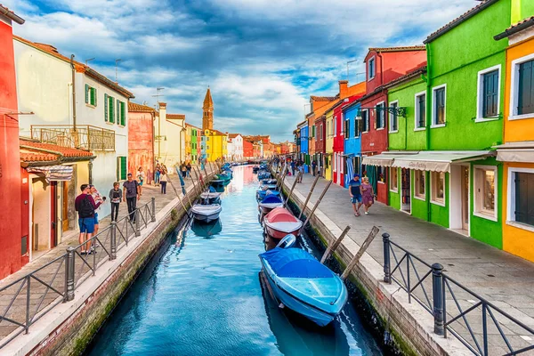 Benátky Itálie Dubna Barevné Domy Podél Kanálu Ostrově Burano Benátky — Stock fotografie