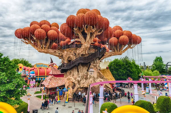 Castelnuovo Del Garda, İtalya - 1 Mayıs: Dev ağaç Gardaland eğlence parkı Lake Garda, İtalya, 1 Mayıs 2018. Parkta her yıl yaklaşık 3 milyon ziyaretçi çeken