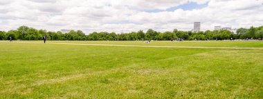 Hyde Park, Londra, İngiltere 'de büyük bir çim.