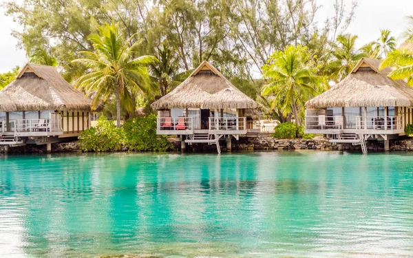 Moorea Deniz Aşırı Bungalovlar Fransız Polinezyası — Stok fotoğraf