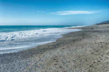 Calabria, İtalya 'da Thyrrenian sahilinde manzaralı kumlu bir sahil manzarası