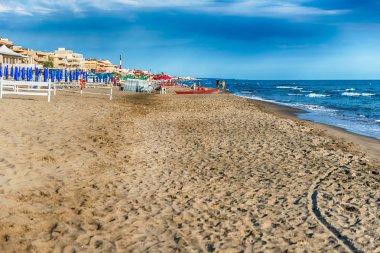 İtalya 'nın orta kesimindeki Thyrrenian sahilinde manzaralı kumlu bir sahil manzarası
