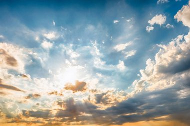 Mavi gökyüzü güzel dramatik günbatımı ve kopya alanı ile arka plan olarak kullanılabilir