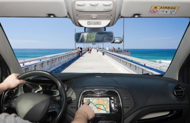 Venice Beach iskelesinden, Los Angeles, Kaliforniya, ABD doğru bir Gps navigasyon sisteminin dokunmatik ekran kullanırken bir araba