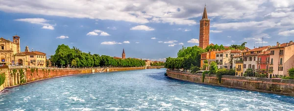 Näkymä Yli Adige Joen Veronan Keskustassa Italiassa — kuvapankkivalokuva