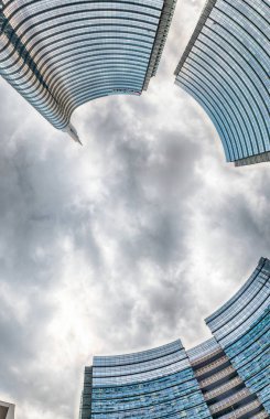 Milan - 30 Mart: Görünümünden alt üst kısmındaki Unicredit kule karmaşık, ikonik gökdelenler, Piazza Gae Aulenti, Milan, İtalya, 30 Mart 2018 üzerinde görüldüğü gibi binalarda iş bir grubun parçası
