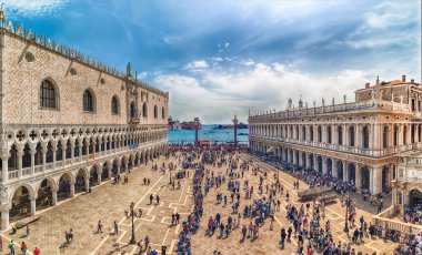 Venice, İtalya - 29 Nisan: Hava panoramik turistler ikonik Piazza San Marco (San Marco Meydanı), sosyal, dini ve politik merkezi Venedik, İtalya, 29 Nisan 2018