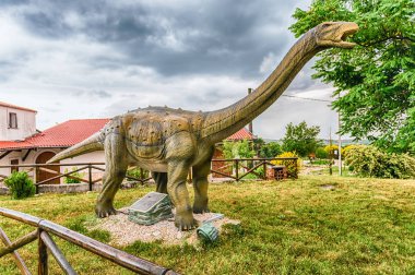 San Marco içinde Lamis, İtalya - Haziran 9: Saltasaurus dinozor, özel Lamis, küçük bir kasaba olan Güney İtalya, San Marco Dino parkta 9 Haziran 2018
