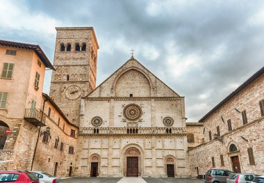 Ortaçağ Katedrali, Assisi, İtalya'nın dış görünümüyle. Kilise San Rufino için adanmış