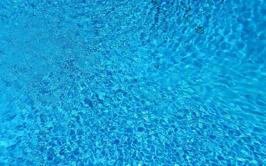 Mavi su yüzeyi ve yüzme havuzundaki dalgalanma dalgaları arka plan olarak kullanılabilir.