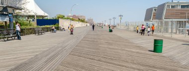 Coney Island - 30 Mayıs: coney Island boardwalk 30 Mayıs 2013 görüldü. 2.51 mile sahil sahil hala bazı ünlü eğlence parkları new york akvaryum sürece hosting 1923 yılından bu yana ziyaretçi çekti