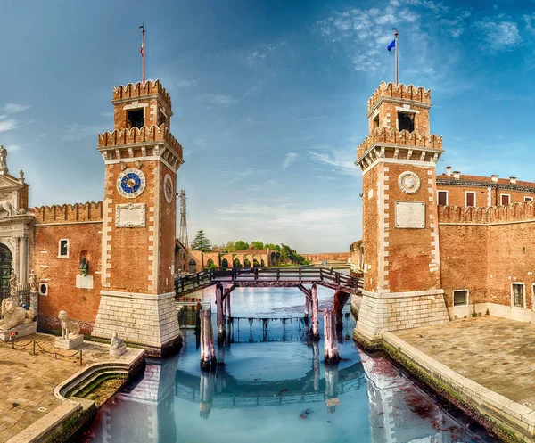 Den vackra ingången till den venetianska arsenalen, Venedig, Italien — Stockfoto