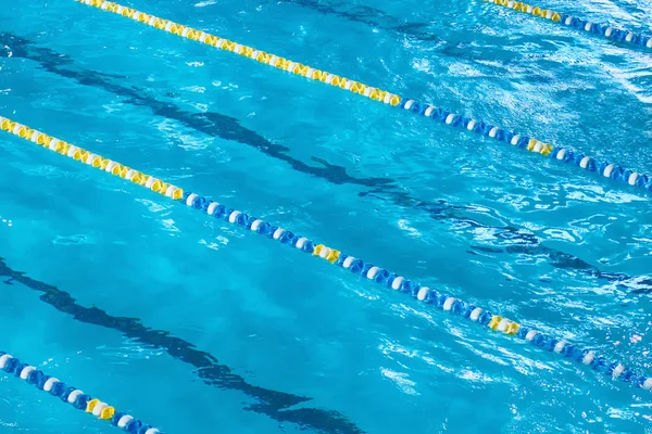 Bölücülerle yüzme havuzunun havadan görünümü