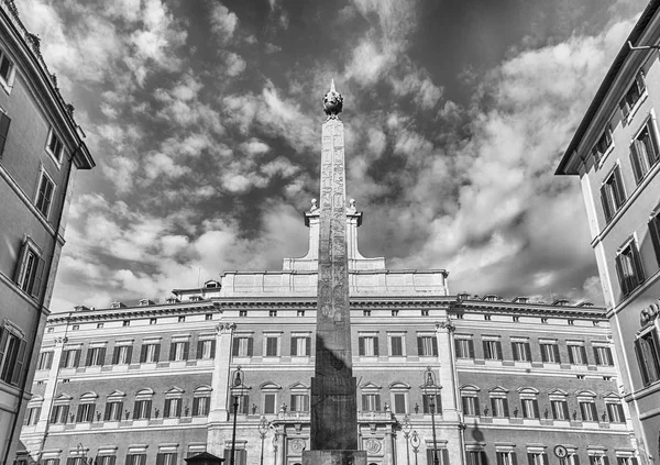 Facade a Palazzo Montecitorio, ikonikus épület Róma belvárosában, — Stock Fotó