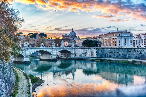 Sonnenuntergang über dem Tiber in Rom, Italien — Stockfoto