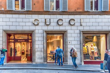 Via Condotti moda caddesinde Gucci mağazası, Roma, İtalya