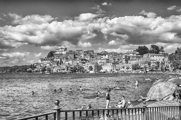 Roma, Italya yakınlarındaki Bracciano Gölü 'nde güneşli bir gün