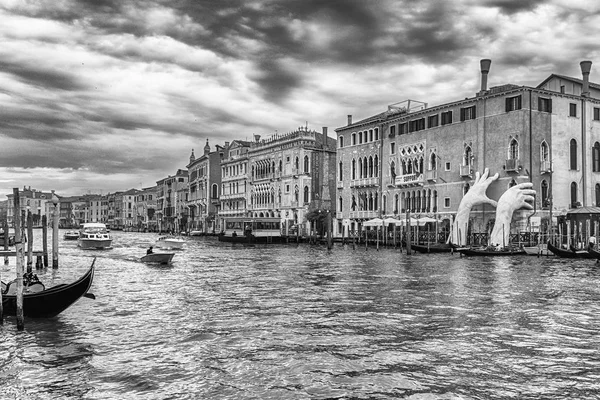 Escultura monumental escénica en el Gran Canal de Venecia, Italia —  Fotos de Stock