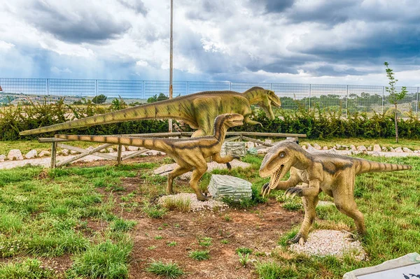 Dinosaurios que aparecen dentro de un parque de dinosaurios en el sur de Italia — Foto de Stock