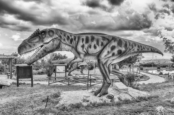 Carcharodontosaurus-Dinosaurier in einem Dinopark im südlichen Italien — Stockfoto