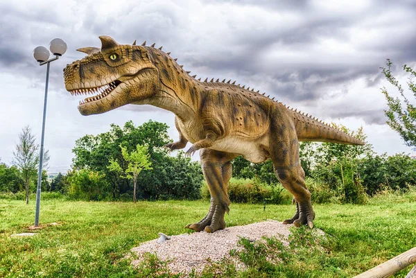 Динозавр карнотавра в парке динозавров на юге Италии — стоковое фото