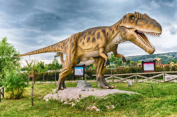 Dinosaurio Carcharodontosaurus dentro de un parque de dinosaurios en el sur de Ital —  Fotos de Stock