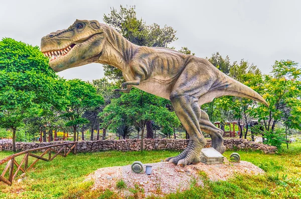 Dinossauro tiranossauro Rex dentro de um parque de dino no sul da Itália — Fotografia de Stock