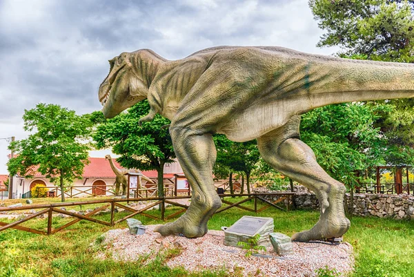 Tyrannosaurus Dinosaurio Rex dentro de un parque de dinosaurios en el sur de Italia —  Fotos de Stock