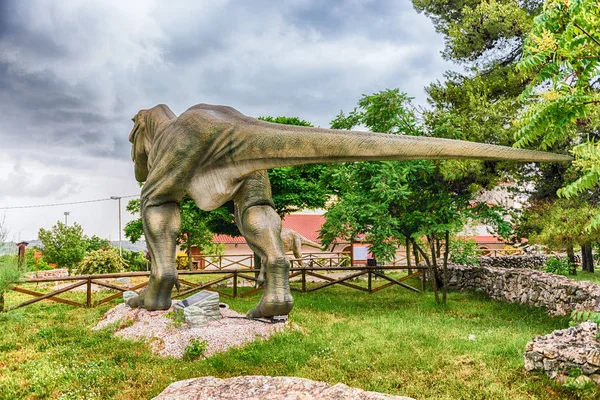 Tyrannosaurus Dinosaurio Rex dentro de un parque de dinosaurios en el sur de Italia — Foto de Stock