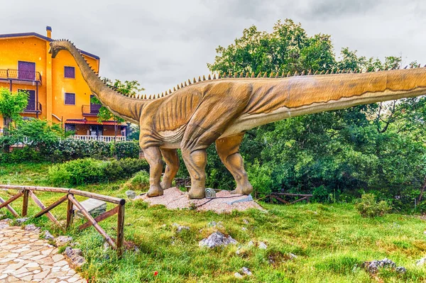 Diplodocus dinosaurus sisällä dino puisto Etelä-Italiassa — kuvapankkivalokuva