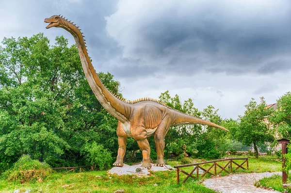 Dinossauro diplodocus dentro de um parque de dino no sul da Itália — Fotografia de Stock