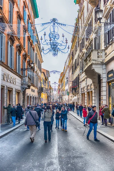 Um dia comum em Via Condotti fashion street, Roma, Itália — Fotografia de Stock