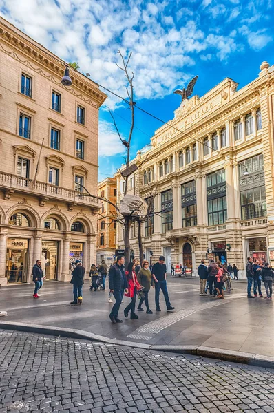 Une journée ordinaire dans la rue de la mode Via Condotti, Rome, Italie — Photo