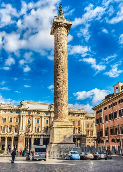 La colonna di Marco Aurelio in Piazza Colonna, Roma, Italia — Foto Stock
