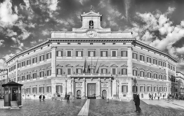 Palazzo Montecitorio cephesi, Roma 'nın merkezindeki ikonik bina, — Stok fotoğraf