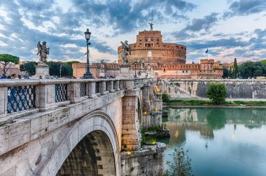 Castel Sant 'Angelo Kalesi ve Köprüsü görünümü, Roma, Italya